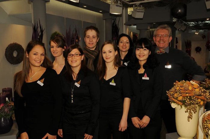 右一女子为金顺爱。