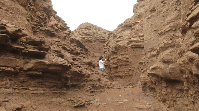 研究人员在探测地点进行作业。图片来自Margarita Azua