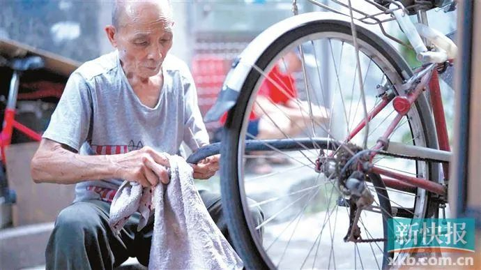 ▲88岁的兴叔在家门口修单车已30多年。