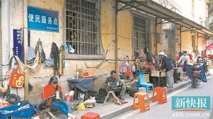 ▲萝岗街道设立的便民服务点有十多个免租摊档。