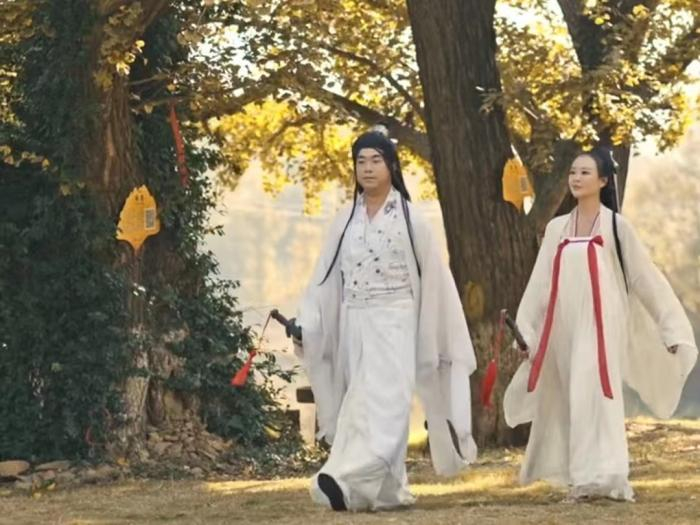 　古风装扮的解伟。短视频社交平台截图