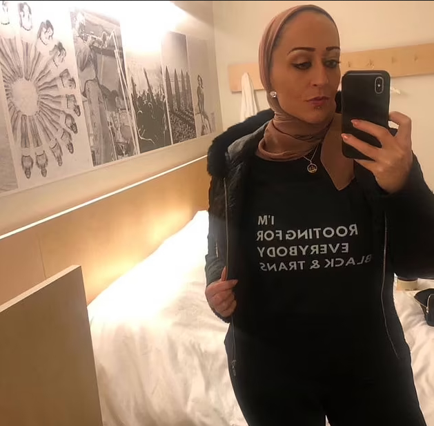 今年1月，萨拉瓦蒂在Facebook上发布照片，她穿着写有“我支持每一个黑人和变性人”的T恤