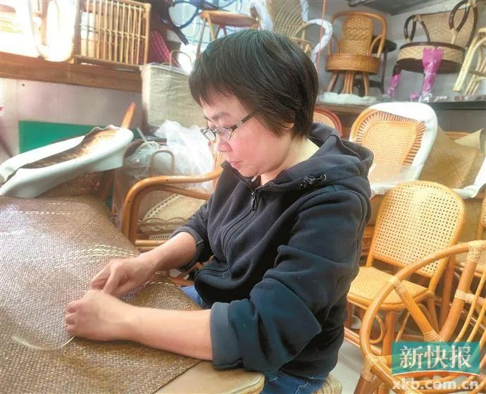 ▲嫦姐修补一张藤席需要整整一天。