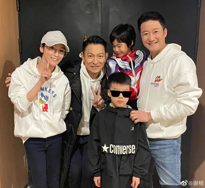 ▲谢楠（左一）经常在社交媒体上分享老公吴京和孩子的日常。今年2月，她带着孩子陪吴京一起跑路演。（左二刘德华）