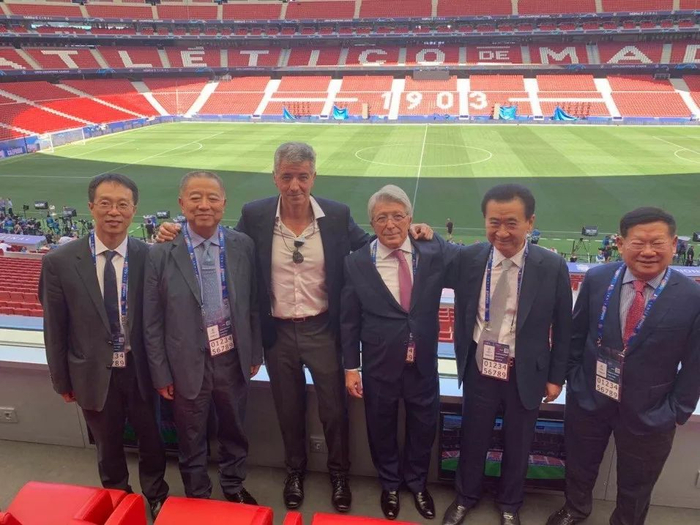 王健林（右二）与张力（右一）、胡葆森（左二）在位于西班牙的万达大都会看球。&nbsp;图片来源：建业集团官网