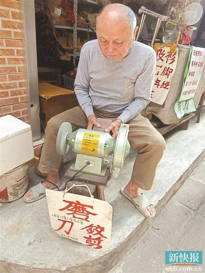 ▲松哥边干活边吆喝“铲刀磨铰剪”。