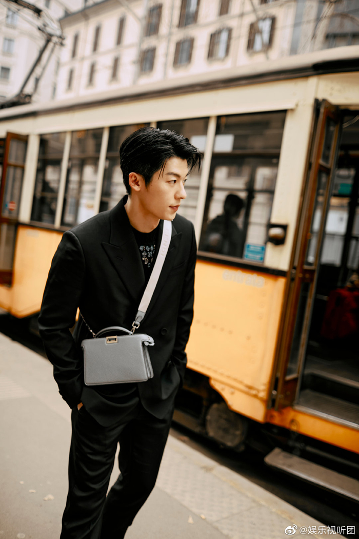 太帅了太帅了,许光汉西服造型时尚感和高级感拉满,这身材比例