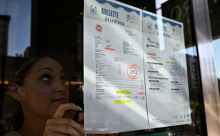 当地时间2022年9月22日，意大利米兰，一家酒吧展示了他们的能源账单，与去年同期相比，电费上涨了394%。