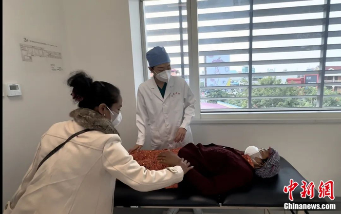 柬埔寨患者在诊室查体。受访者 供图