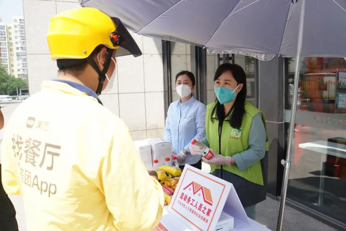 ▲外卖员正在“流动务工人员之家”领取饮用水