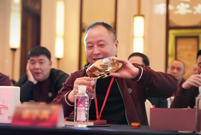 ▲酣客君丰副董事长佘小兵