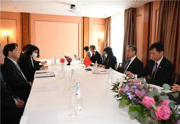 王毅会见日本外相林芳正。图源：外交部网站