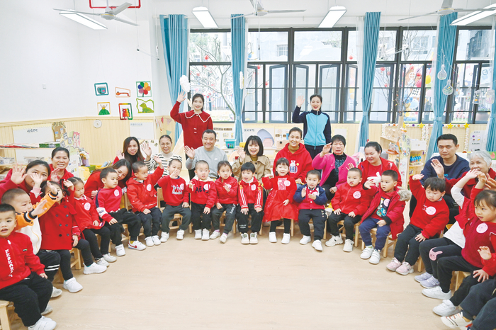 ▲老师、家长和孩子们一起见证南宁市第一幼儿园东葛分园开园。