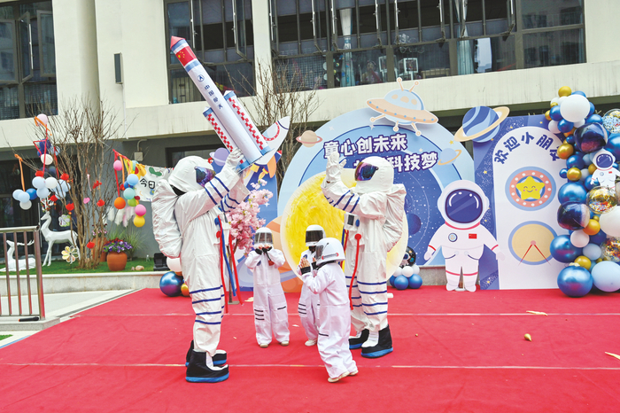 ▲师生在开园仪式上表演情景剧《太空漫步》。本报记者黄运明 摄