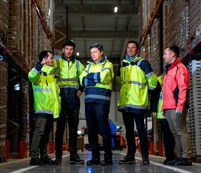 达能CEO（左三）