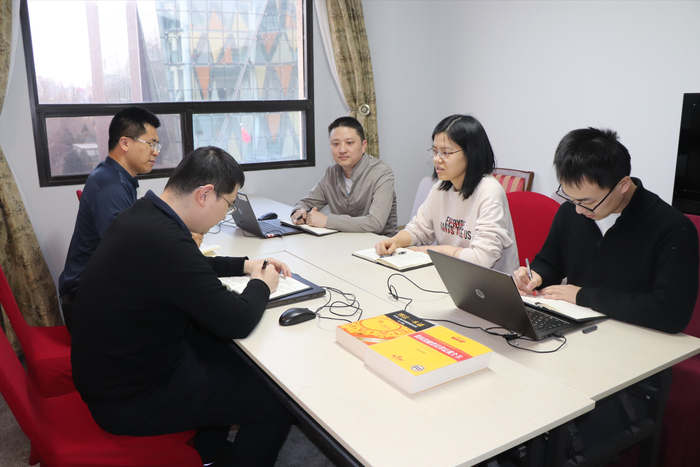 近日，中央纪委国家监委第十三审查调查室工作人员在办案点研究案情。张晋铭 摄