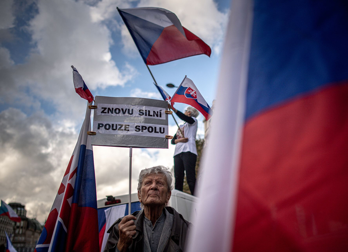 当地时间2022年9月28日，捷克布拉格，人们聚集在温塞斯拉斯广场抗议捷克政府及其处理能源危机和价格飙升的方式。