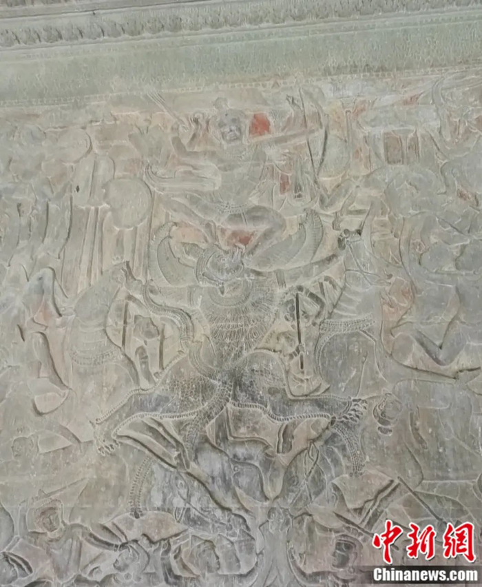 吴哥寺连廊里的雕塑，这是骑在鸟神上的毗湿奴。受访者供图