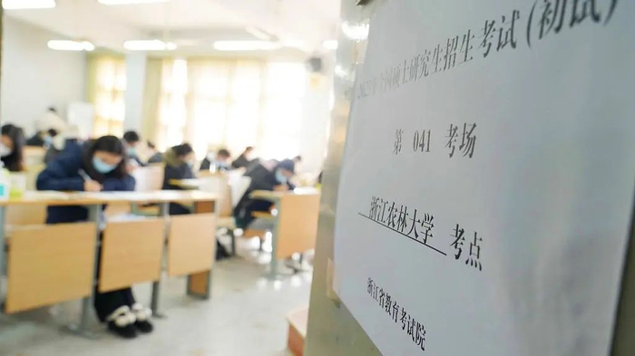 2022年12月25日， 杭州，2023年硕士研究生招生考试浙江农林大学考点，考生们正在考场里认真答题。视觉中国 资料图