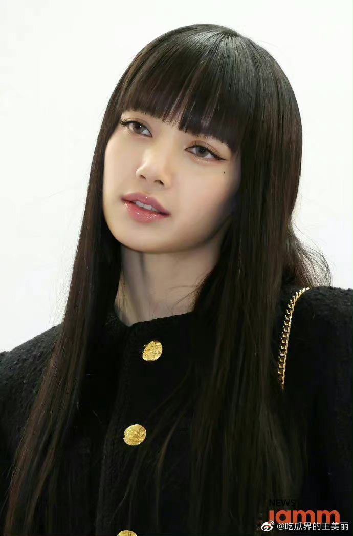Lisa黑长直 齐刘海造型出席活动……|Lisa_新浪新闻
