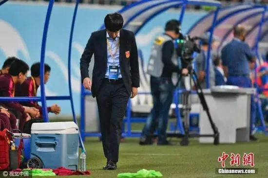 资料图：高洪波在场边执教 图片来源：视觉中国