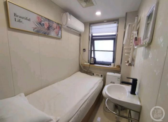 ▲房间里只有床和马桶。   图片来源：视频截图