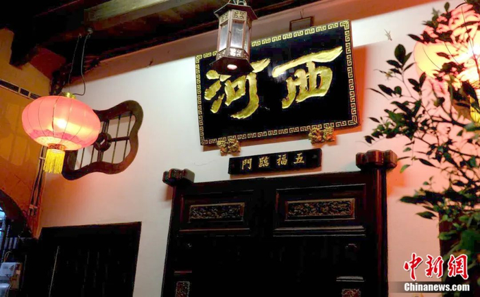 马来西亚很多华人家庭的门口，除了标识郡望，还会挂上“五福临门”祈福。陈悦 摄