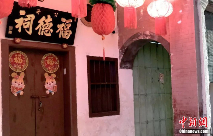 福德祠在马来西亚街头处处可见，供奉的是保佑一方的土地神。陈悦 摄