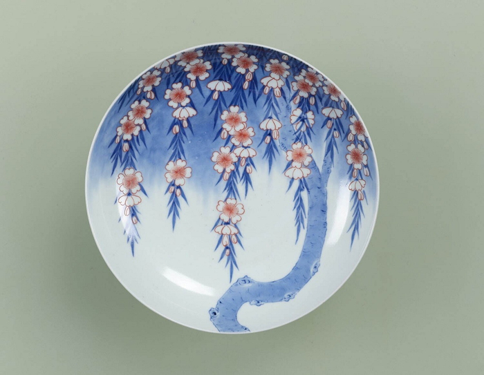 锅岛烧垂枝樱图彩绘盘，江户时代（18世纪）