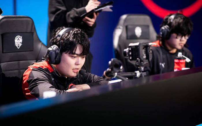 赛场上和队友讨论的汤佳杰（左）。  图/RW王者荣耀官方微博