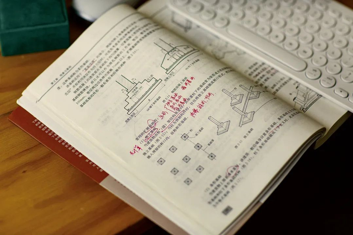 不需要去现场的时候，胡波就在工作室里学习装修的相关知识。| 图片来源：阿宝