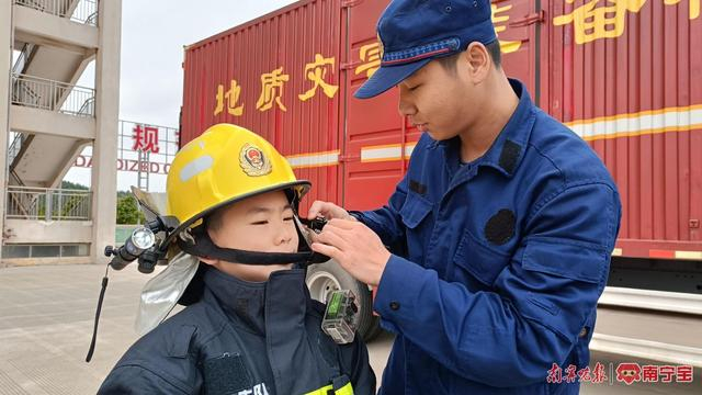 学生体验消防员救火服装