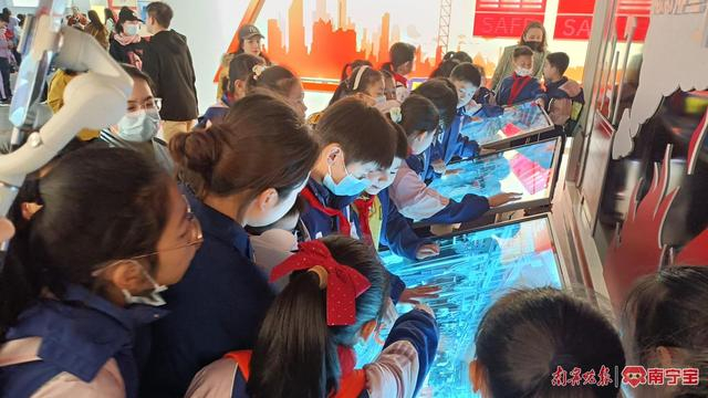 孩子们通过屏幕观看消防救援视频