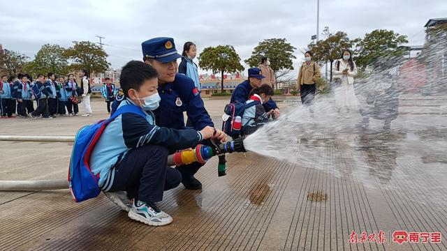 体验水龙灭火