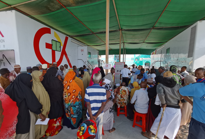 ▲手术车前，众多患者排队等待中国医疗队的治疗