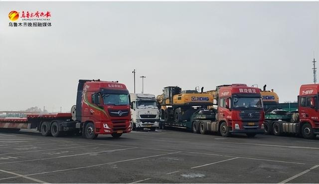 来往新疆大车在三坪服务区有序停靠。记者史传芝摄