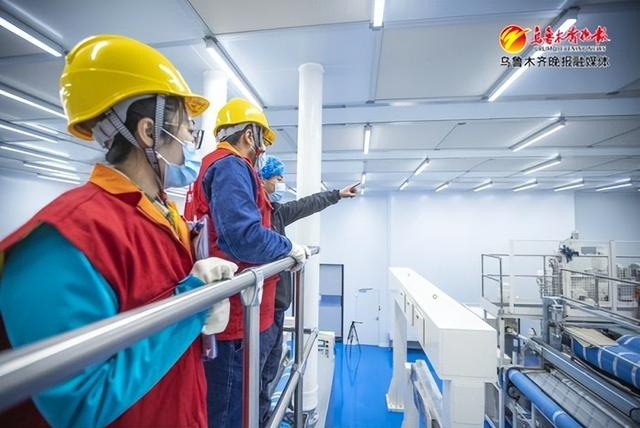 国网乌鲁木齐供电公司党员服务队队员指导企业客户安全使用用电设备。资料图片