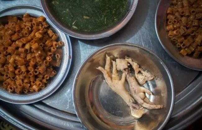 埃及国家营养研究所建议预算紧张的家庭食用鸡爪来替代鸡肉。图源：voa