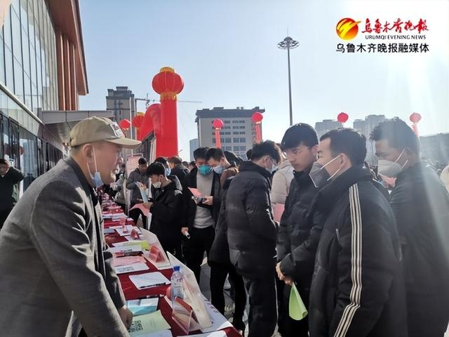 近日， 在甘肃省武威市，米东区人社局与武威市联合开展招聘会， 为当地就业者推荐米东区企业岗位。受访者供图