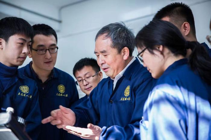 资料图：贾振元与学生们 图片来源：大连理工大学微信公众号