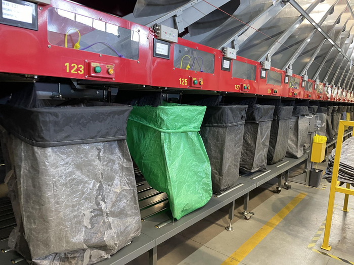 该分拣中心内的智能化机械设备。新京报记者 耿子叶 摄