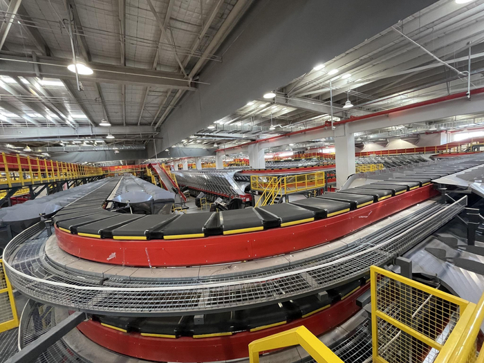 位于首都机场临空经济区内的北京顺丰全自动分拣中心，日均处理量可高达150万件。新京报记者 耿子叶 摄