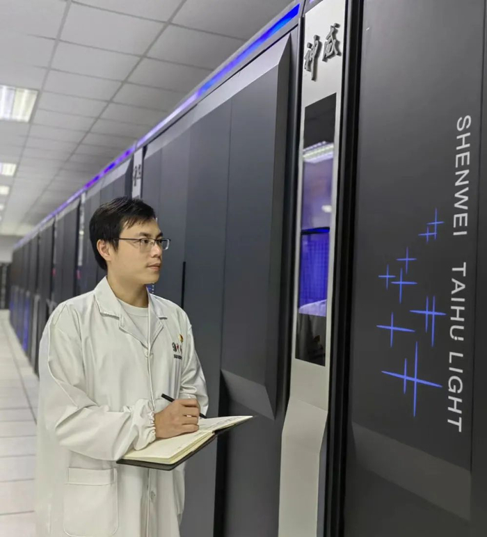 国家超级计算无锡中心研发部副主任刘钊在机房查看“神威·太湖之光”的运行情况