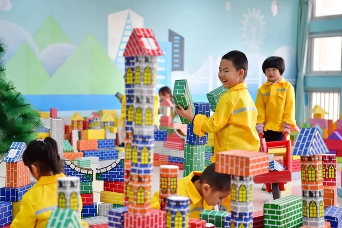 ▲河北迁安市光彩幼儿园惠安分园的小朋友在园内职业体验区玩耍。图/新华社