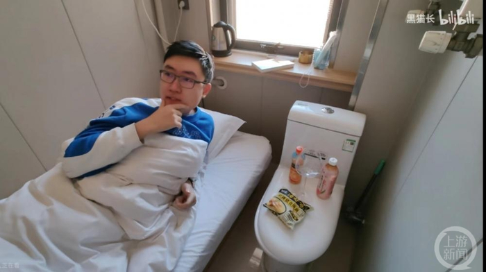 ▲“黑猫长”睡在房间里，头挨着马桶。  图片来源：视频截图