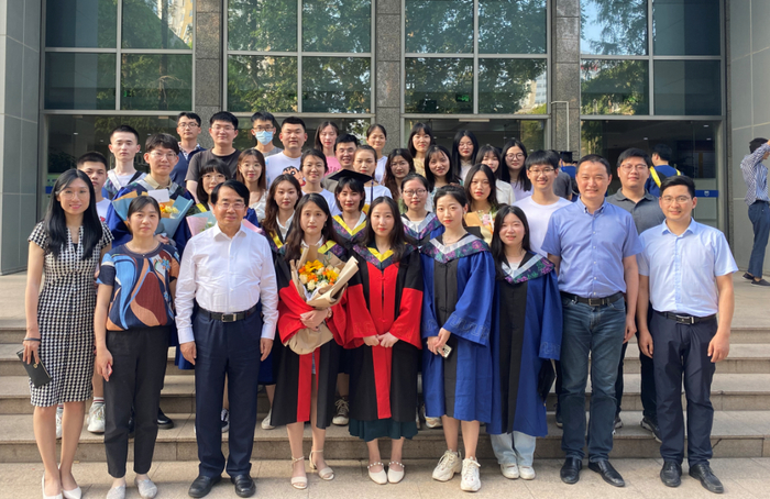 图 | 南京工业大学有机/生物医学光子学课题组成员合影（来源：该团队）