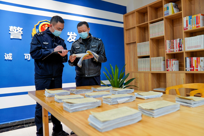 湖北宜昌兴山县公安局法制员指导年轻民警侦办虚开增值税发票案件。湖北警方供图