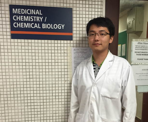 图 | 论文第一作者杜威博士在新加坡国立大学化学系进行合作交流（来源：课题组）