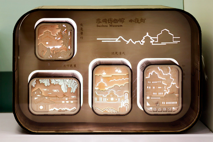 5月15日在苏州博物馆文创商店拍摄的以博物馆建筑为设计灵感的小夜灯系列文创产品。新华社发（倪黎祥/摄）