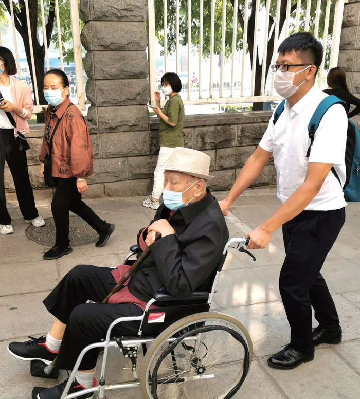 对于众多的双职工家庭来说，当家里老人需要就医时，陪诊服务是一种新的解决方案（邰思聪/ 摄）